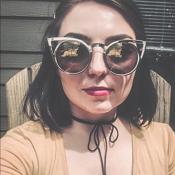 Meet your Posher, Cecilia - Picture 1 of 1